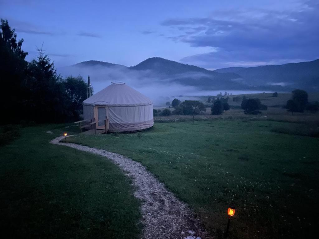 Luxuszelt Mononoke -jurty Nad Sanem